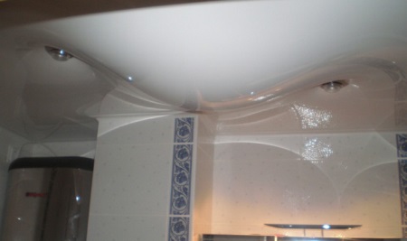 Kylpyhuoneen katto venytetään tulvien varalta.