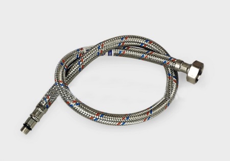 Den fleksible slange af gummi, omsluttet af en stålfletning