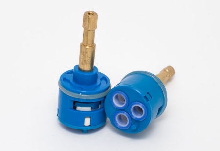 Zuhanyszekrény patronok