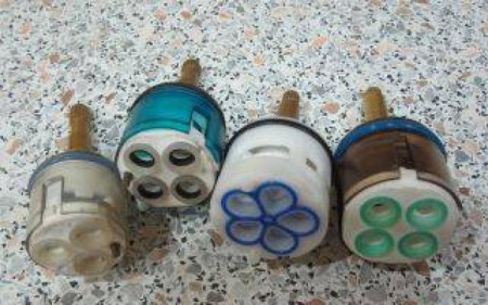 Különböző zuhanykabin patronok és terelőelemek