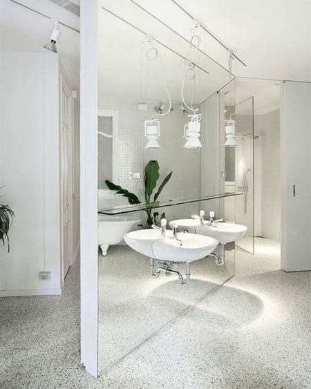 Lavabo sospeso in una vasca da bagno a specchio