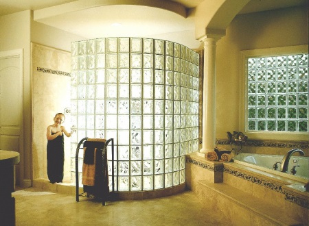 Cabină de duș din sticlă de la podea la tavan, cu un model.