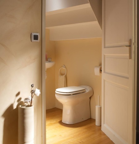 Inbyggd fragmenteringspump toalett i badrummet