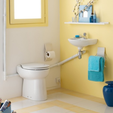 WC med integrerad spolpump i badrumsdesign