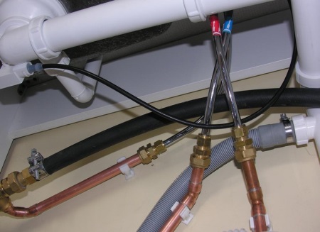 Precauzioni di sicurezza per l'installazione di un tubo rigido al rubinetto del miscelatore
