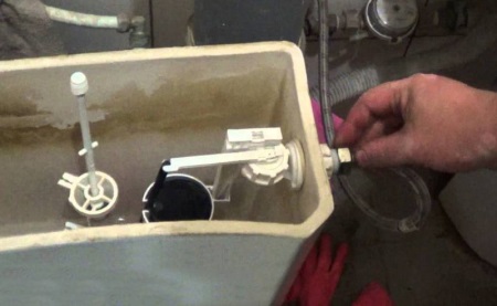 WC-säiliön sivusisäänmenon korjaus