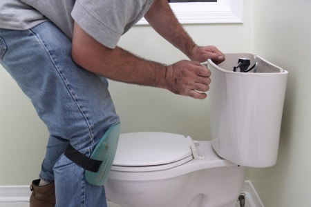 Свързване на резервоара и тоалетната чиния при монтиране на тоалетната чиния