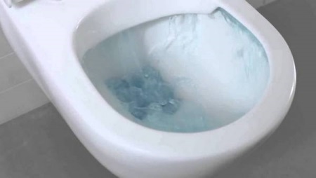 Vattenbesparande vägghängda toaletter