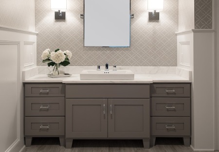 Дървен шкаф с умивалник в банята