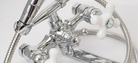 Botón para cambiar de modo en el grifo mezclador y la ducha