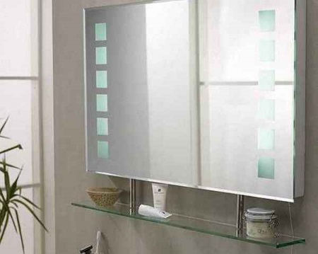 Badezimmerspiegel mit Ablage