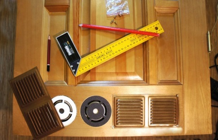 Handgefertigte Lüftungsöffnungen für Badezimmertüren