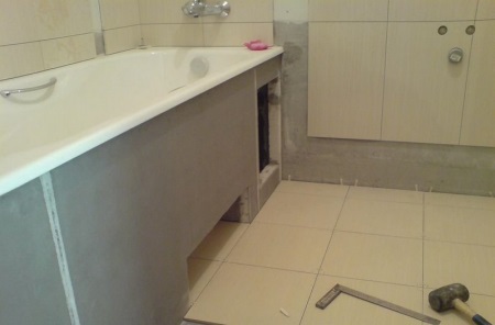 タイル張りのバスタブ用スクリーンの枠取り