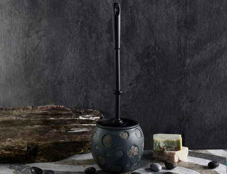 Bodenmontierte Toilettenbürste aus Kunststoff