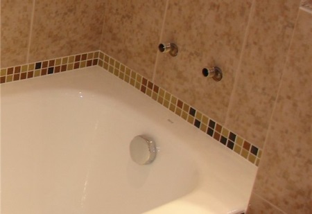 Montering af keramisk kantning under en flise