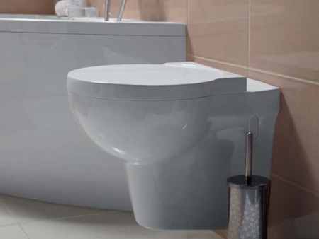 Falra szerelhető kompakt WC