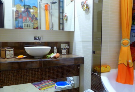 Seinään kiinnitettävä pesuallas