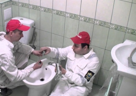 Fasen van de installatie van een vloer bidet