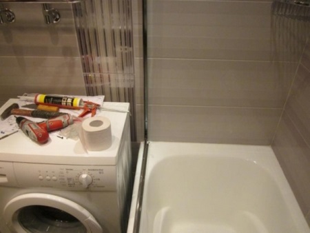 Einbau einer Kunststoff-Badewannenabtrennung