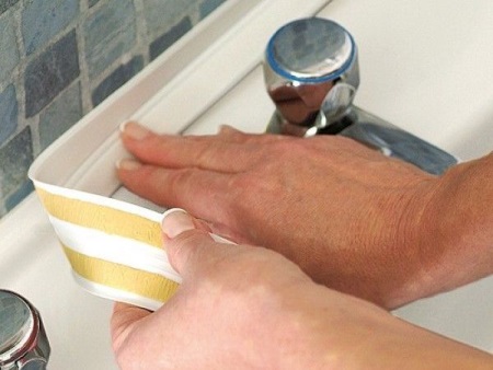 The composition of self-adhesive bathtub edging