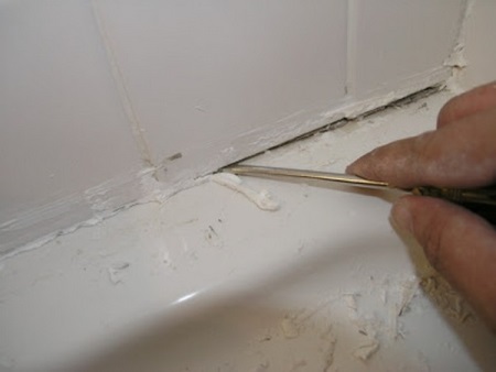 Installation of curb tape on the bathtub