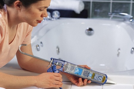 Preparing the surface of the bathtub for self-adhesive curb strip