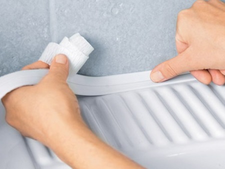 Installation of border tape on the bathtub