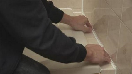 Care of the self-adhesive border tape for bathtubs