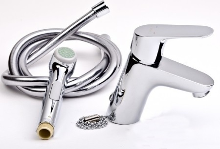 La estructura de un grifo mezclador con ducha higiénica