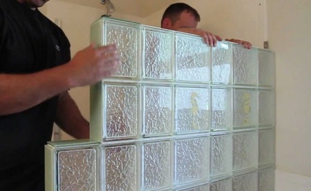 Τοποθέτηση γυάλινου διαχωριστικού στο μπάνιο