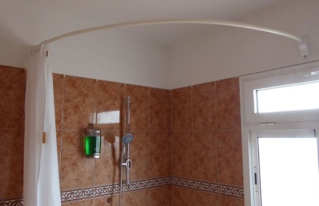 Nadelen van de schuine douchegordijnstang