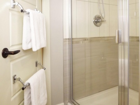 Sieninis vonios kambario rankšluosčių laikiklis