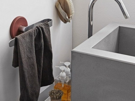 Rankšluosčių laikiklio dizainas vonios kambaryje