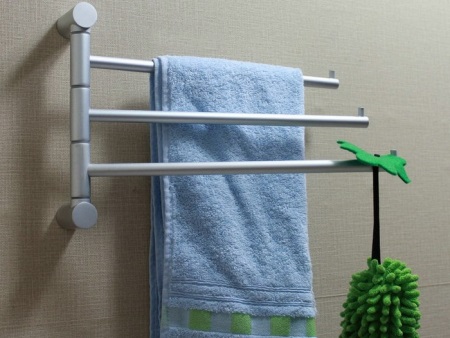 Sieninis rankšluosčių laikiklis vonios kambaryje