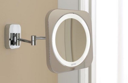 Apšviestas kosmetinis veidrodis vonios kambaryje