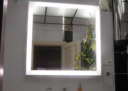 Veidrodžio su apšvietimu įrengimas ant vonios kambario sienos