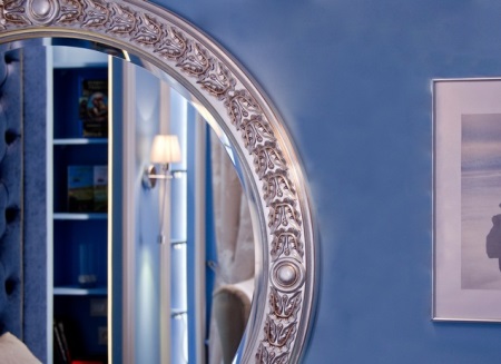 Поставяне на аплик за баня срещу огледалото