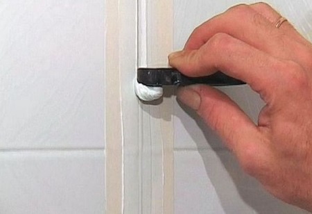 Consigli per principianti per lavorare con lo stucco epossidico per piastrelle