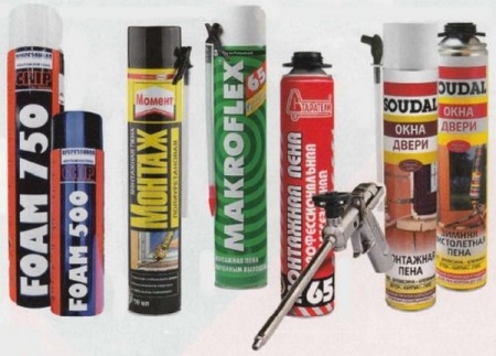 Sealing gaps between the bathtub and the wall with sealing foam