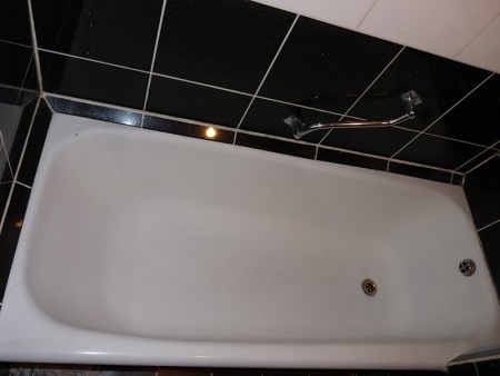 Sealing the gap between the bathtub and the wall with ceramic tile pieces