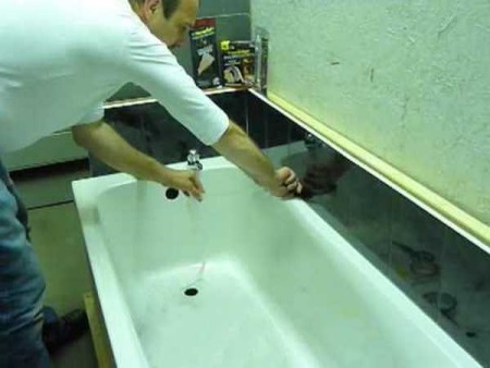 Sealing the bathroom gap with ceramic tiles