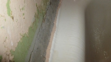 Cement mortar for sealing joints between the bathtub and wall