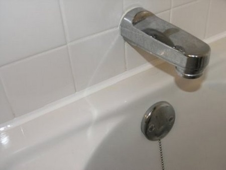 Rules for sealing gaps between the bathtub and the wall 