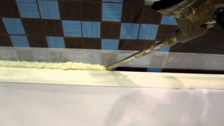 Sealing the gap between the bathtub and the wall with assembly foam