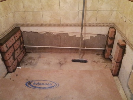 Förberedande arbete för att installera det fristående badkaret