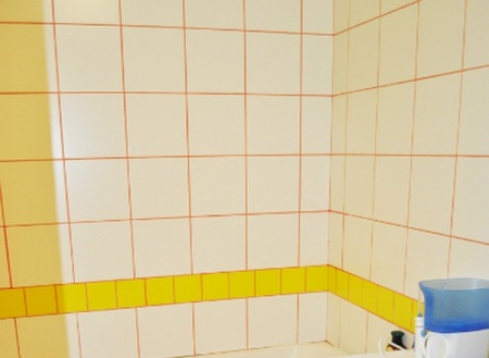 Jointoiement contrasté pour carreaux de céramique blancs