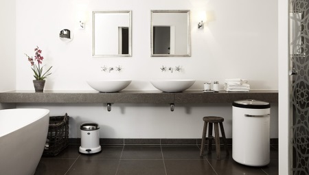 Panier à linge dans la salle de bains