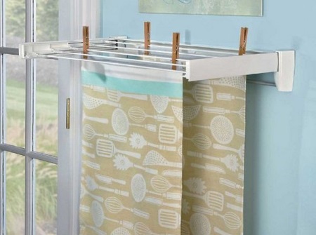 Väggmonterad torktumlare i plast för badrummet.