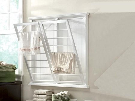 Väggmonterad torktumlare i badrummet.