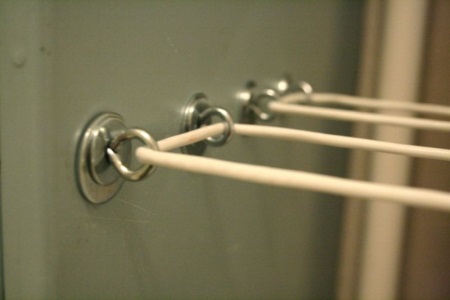 Väggmonterad torktumlare i badrummet med händerna